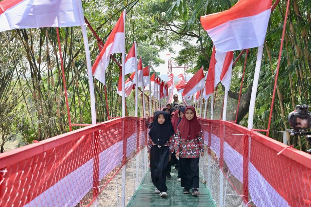 Jembatan Gantung Terpanjang di Kabupaten Bekasi Resmi Beroperasi